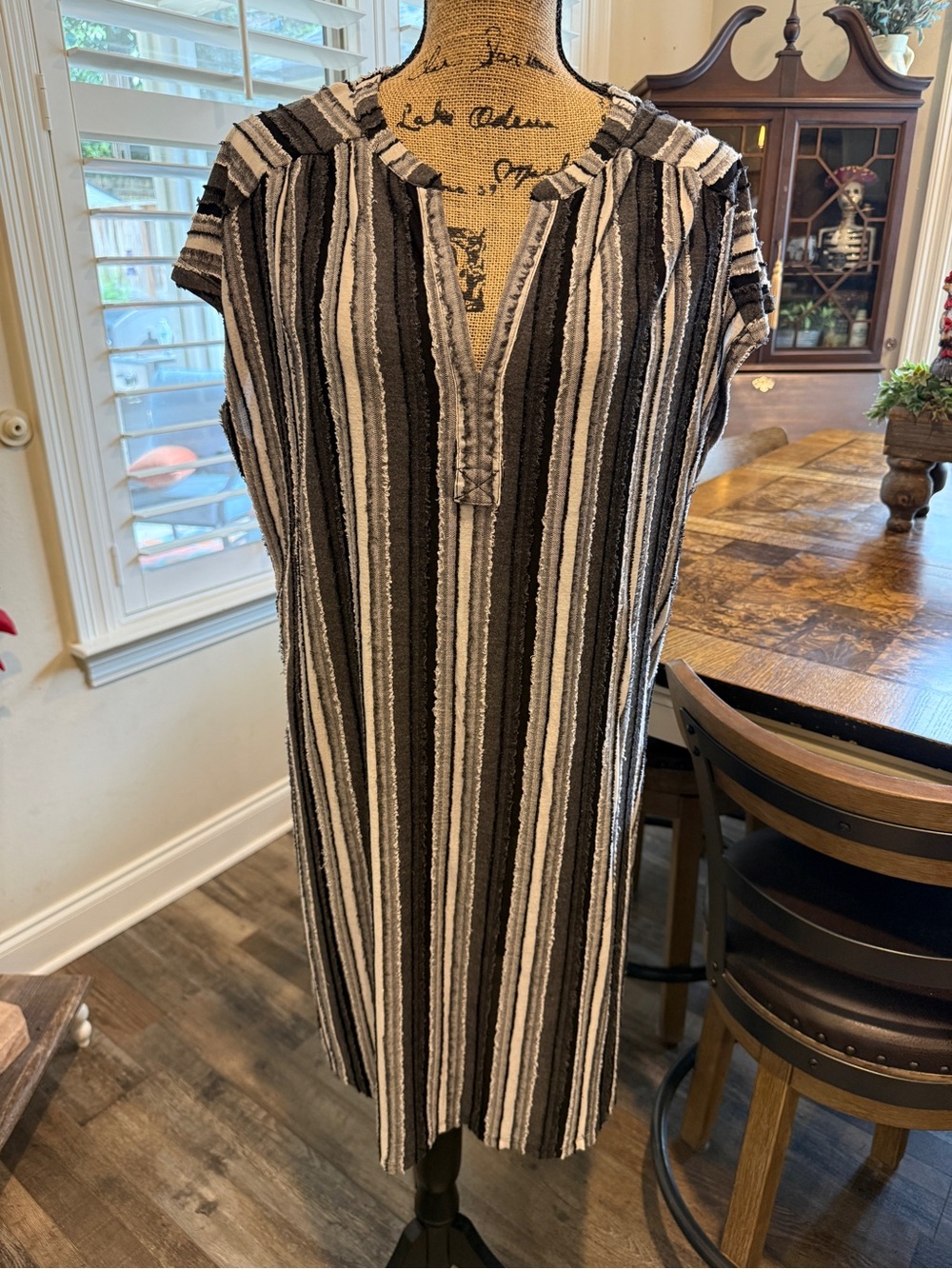 Vertical Stripe Short-Sleeve Shift Dress in Black & White